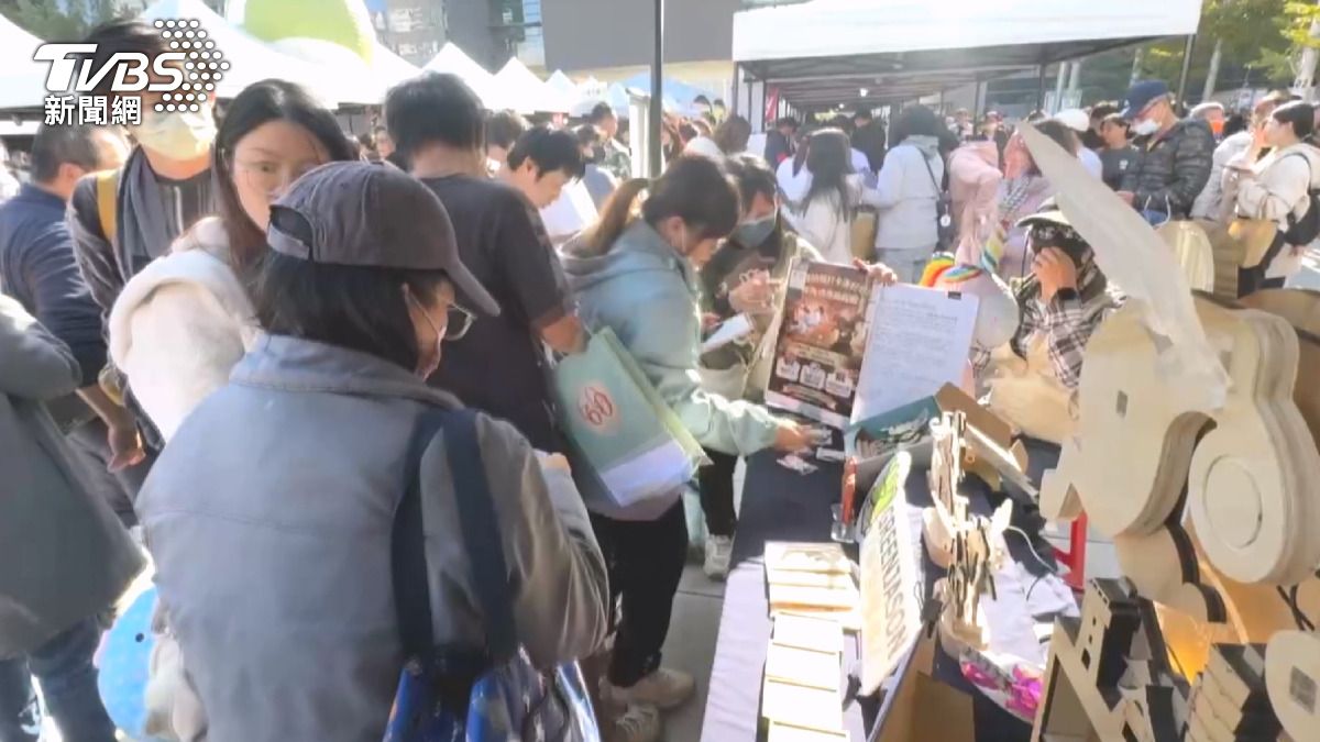 來自東興市場的肉舖二代十八子肉舖,則以創意遊戲方式推廣自家伴手禮,民眾必須擲骰子贏過業者才能獲得試吃品。(圖/TVBS)