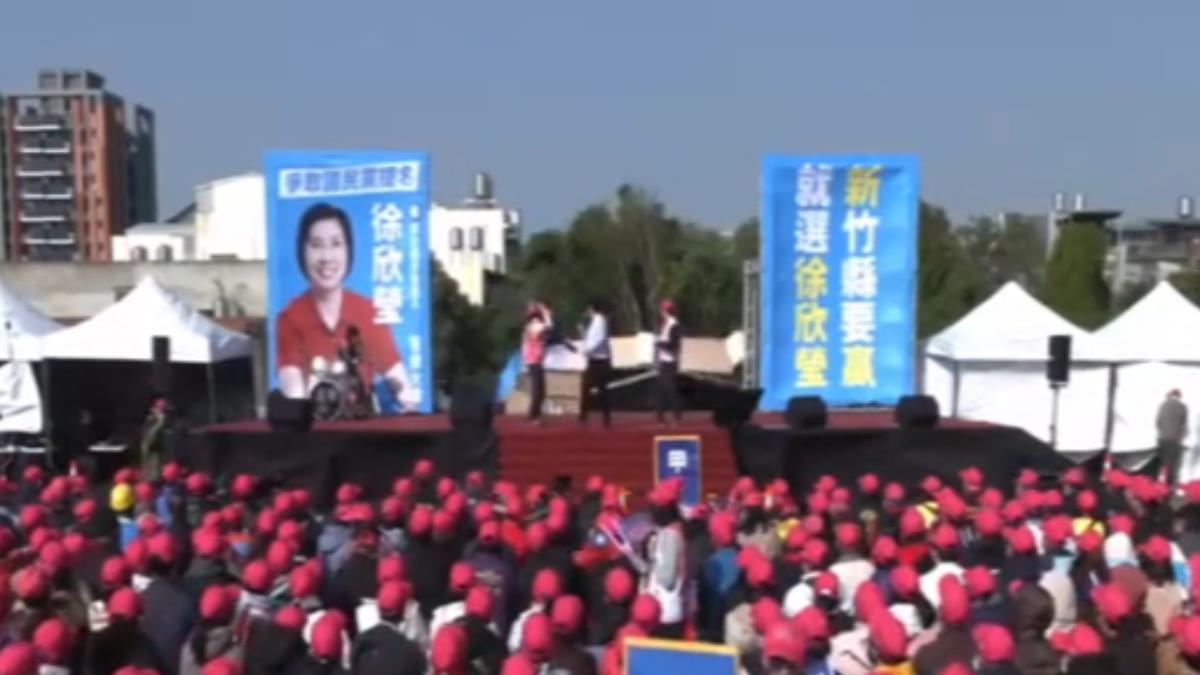 徐欣瑩首場造勢遇強風,大型電視牆瞬間遭吹翻倒塌。(圖/徐欣瑩直播)
