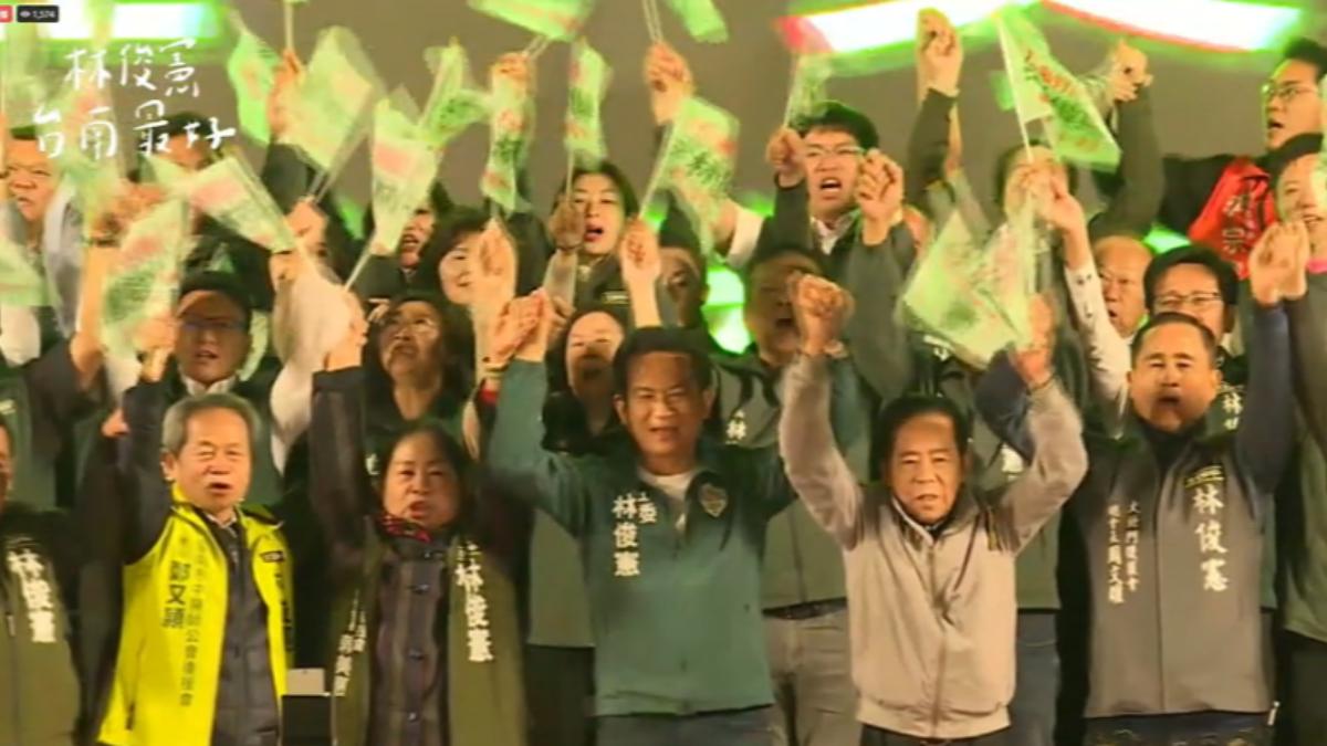 林俊憲陣營大咖雲集，多位立委與二十多名議員同框力挺。（圖／林俊憲直播）
