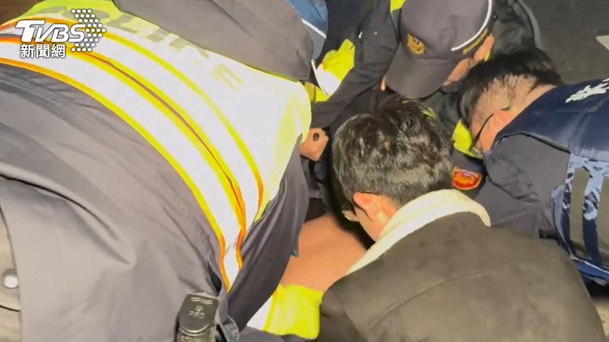 警方壓制持雙刀男。(圖/TVBS)