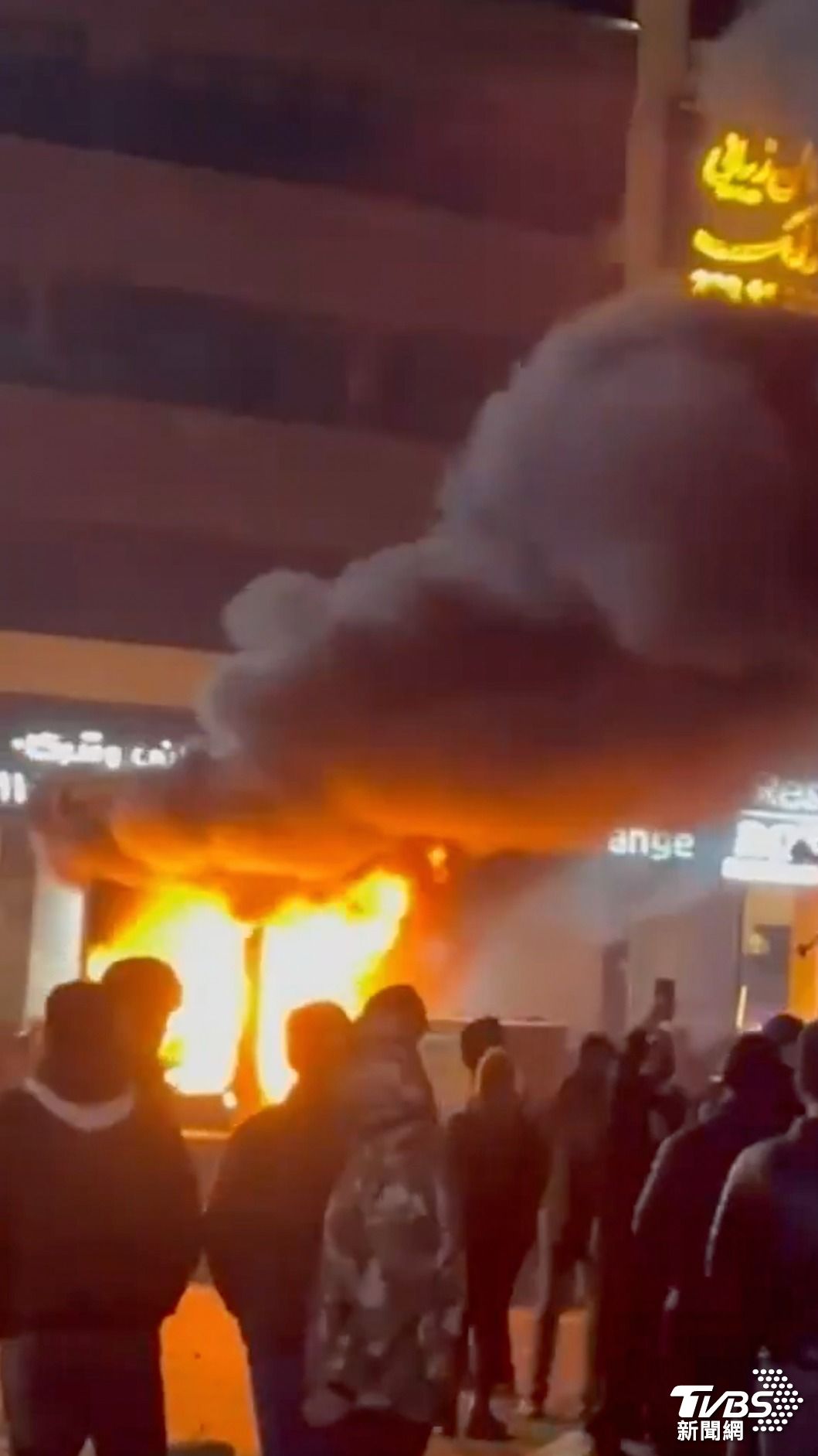 大批抗議群眾今天再度湧上首都德黑蘭和第二大城麥什赫德（Mashhad）街頭。（圖／達志影像美聯社）