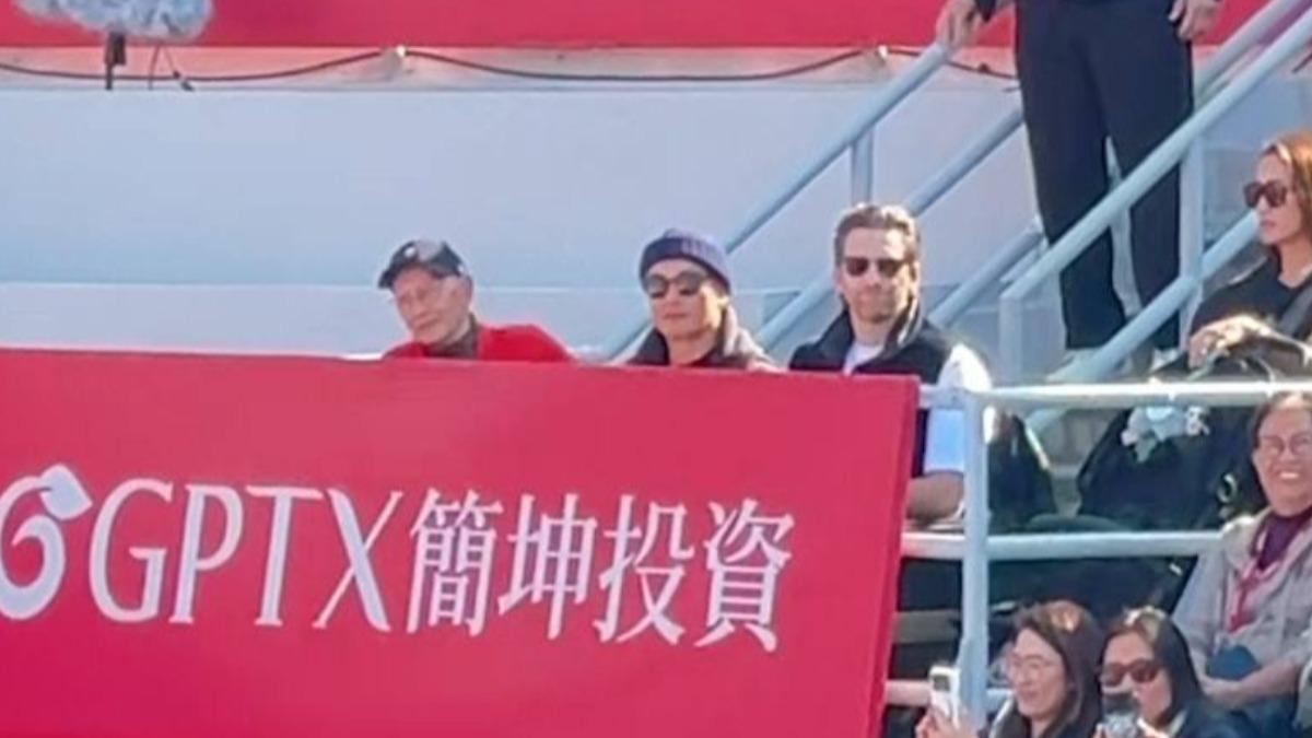 曾願捐肝救父!陳奕迅陪80歲老爸看球 同框謝婷婷一家