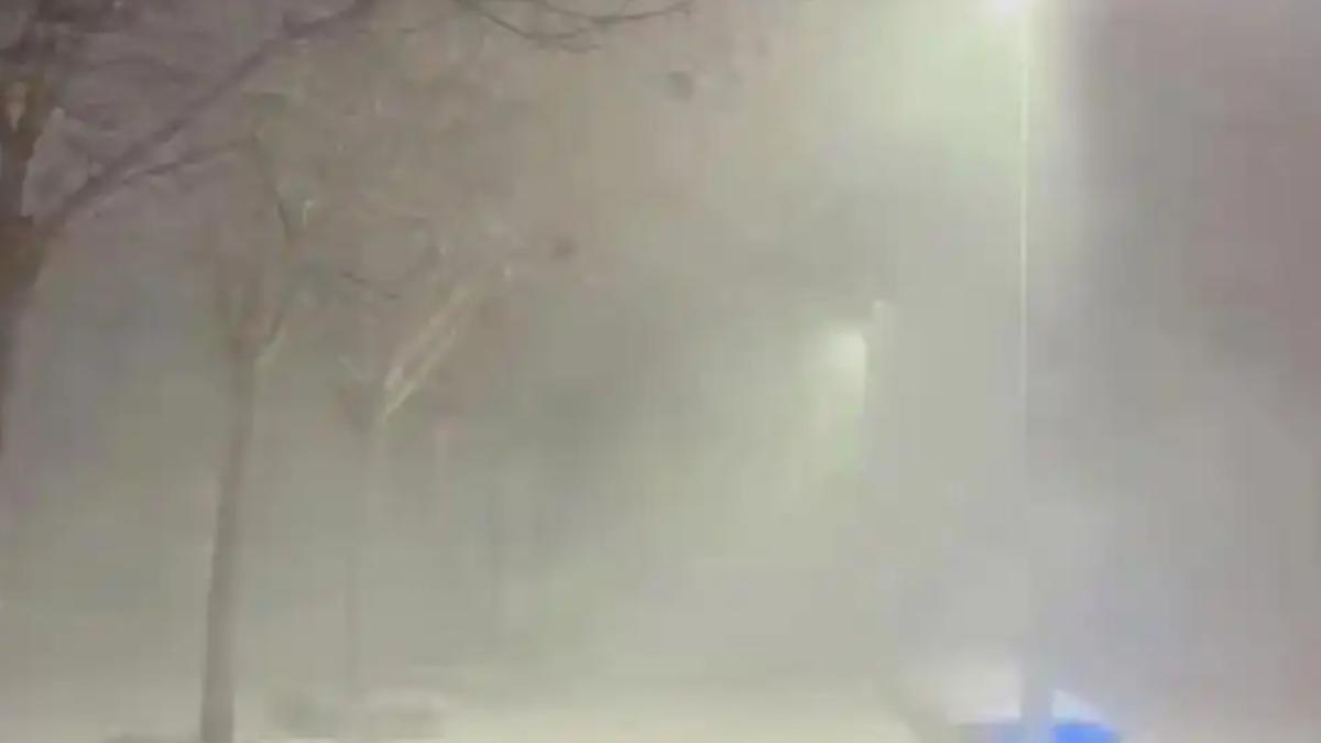 暴雪冒煙！煙台成《冰雪奇緣》現實版。（圖／煙台廣播電視台）