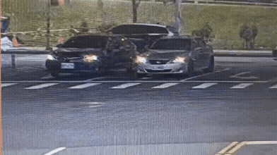 休旅車突暴衝撞倒機車騎士。（圖／TVBS）