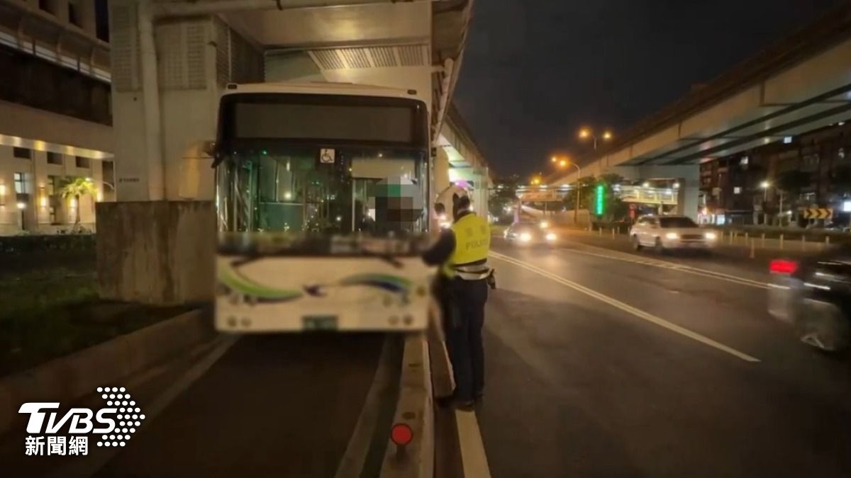 疑路況不熟!大漢橋813公車誤闖機車道 下班騎士全堵住傻眼