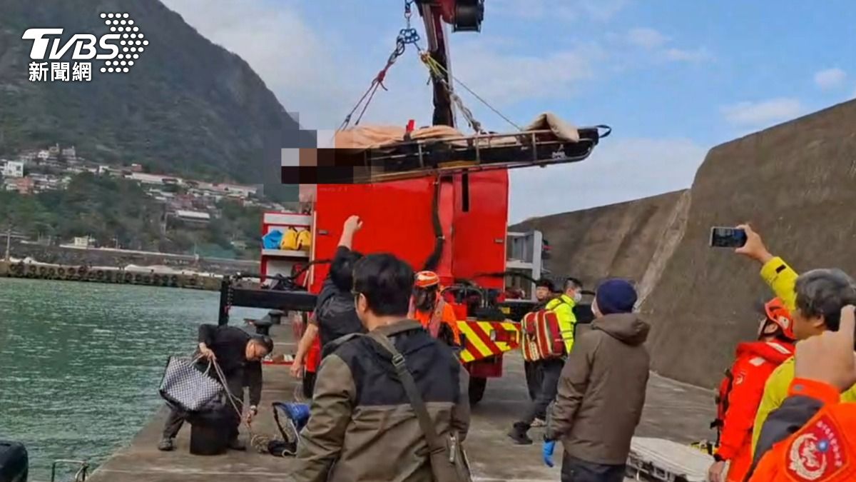 快訊/瑞芳2釣客落海!海浪突襲被打入海中 1男失溫急送醫