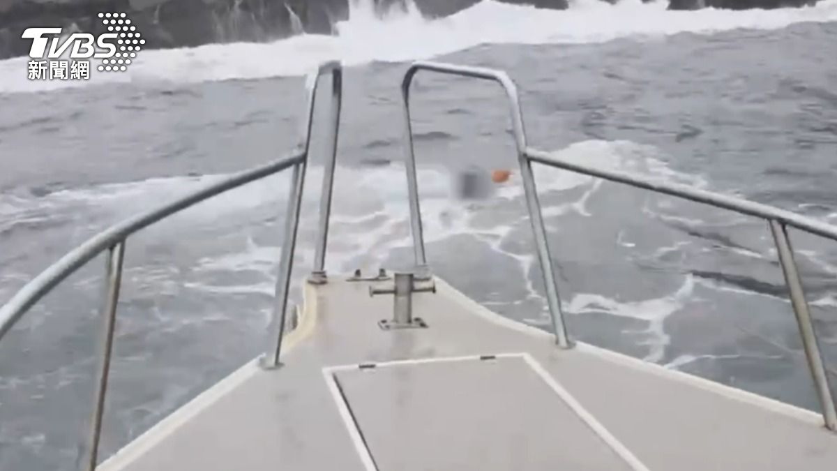 瑞芳2釣客遭海浪突襲不慎跌入海中。（圖／TVBS）