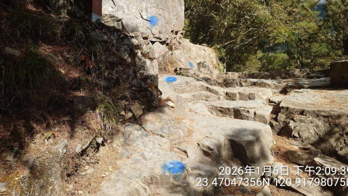玉山前峰遭毀容！惡劣山友連環噴漆「藍圓點」　3小時才清完