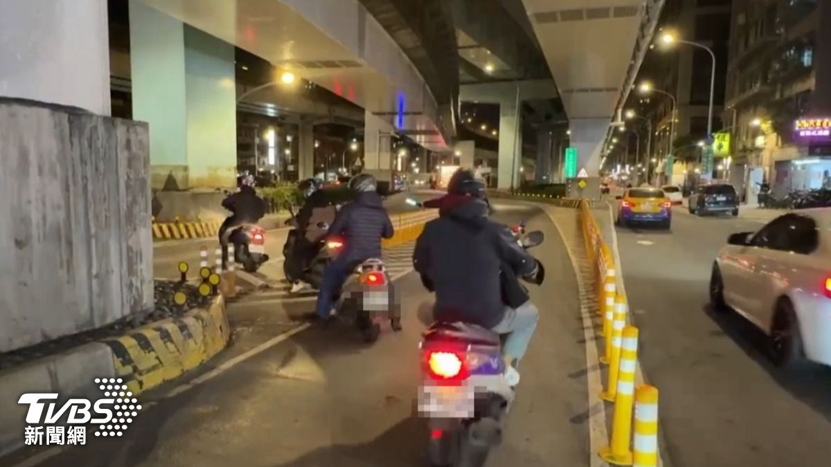 警方引導機車駛入汽車道。(圖/TVBS)