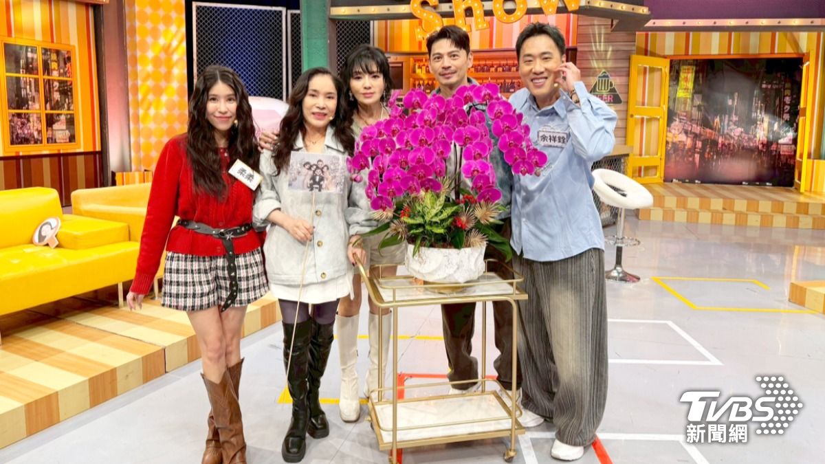 余祥銓(右)和媽媽李亞萍(左二)、老婆柔柔(左)一起上節目吐露心事。(圖/TVBS)