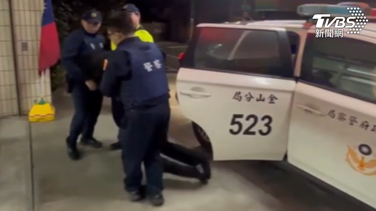 前猛男舞者持刀攔車鬧事,進派出所軟腳。(圖/TVBS)