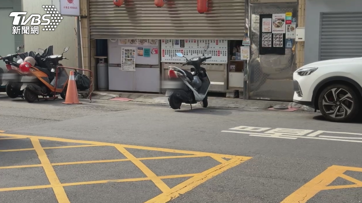 根據道交條例，事發地點雖非禁止停車路段，但如果是車庫及大門合法出入口仍禁止停車。（圖／TVBS）