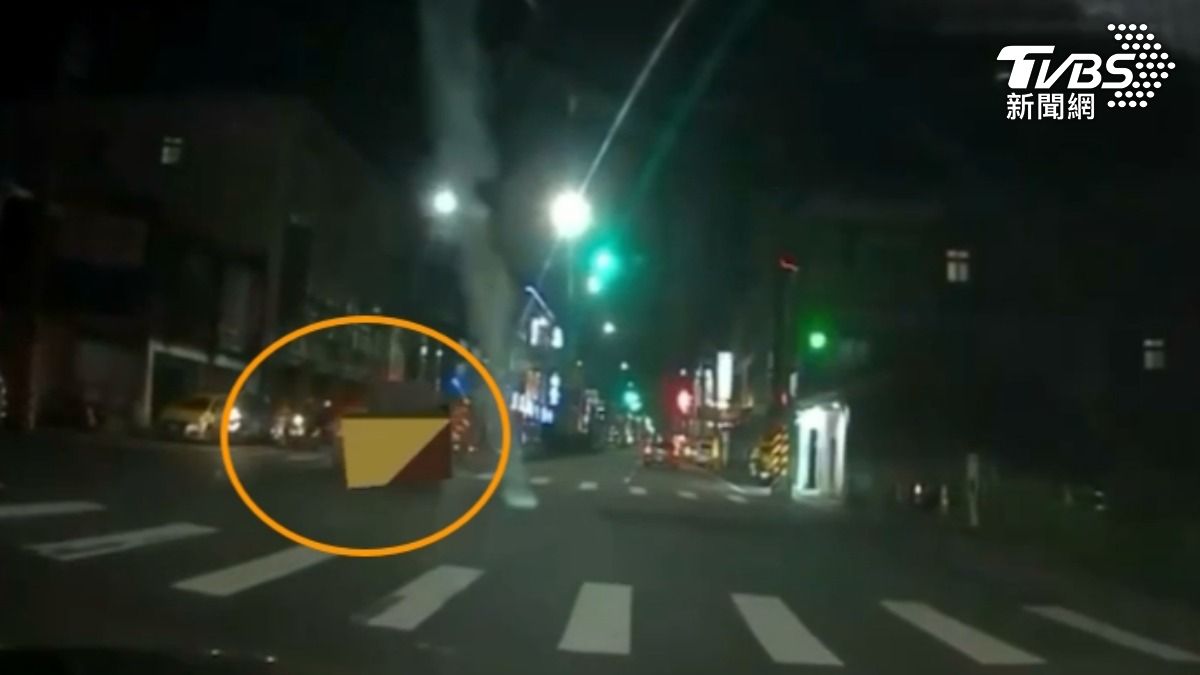 嫌犯開車逃逸不僅企圖撞警,甚至駛入對向車道。(圖/TVBS)