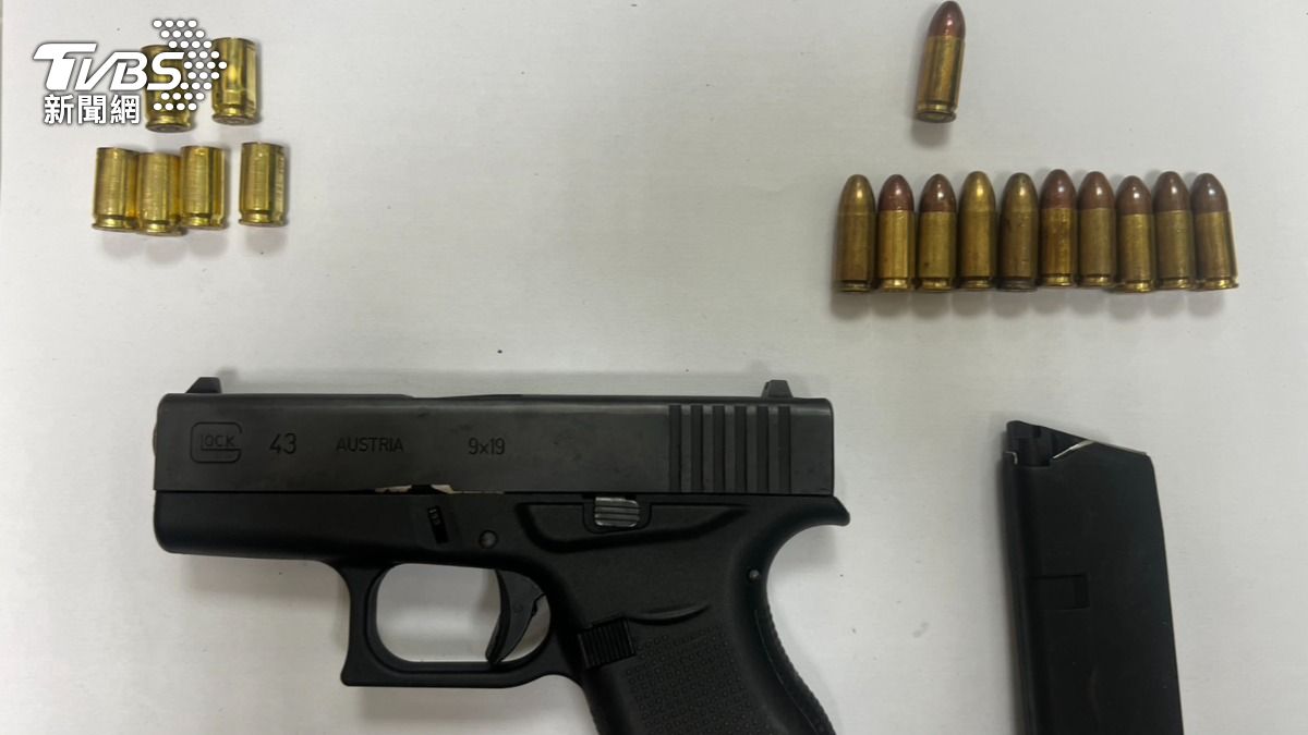 警方在現場找到6個彈殼,馬自達轎車上更尋獲改造手槍1支、子彈11發。(圖/TVBS)