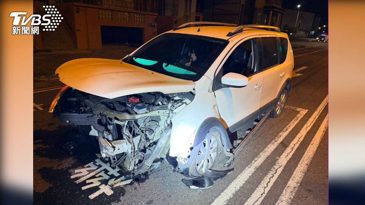 嘉義市深夜,一輛白色休旅車無故撞斷路邊人行道石墩,整輛車車頭幾乎全毀。(圖/TVBS)