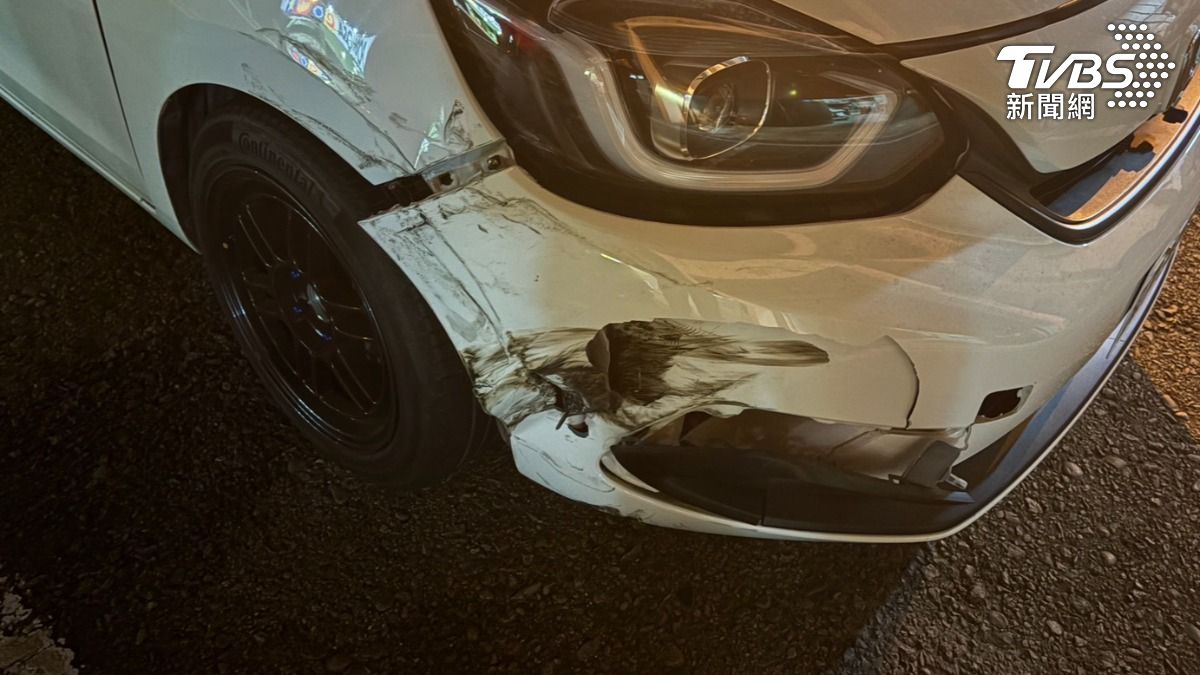 轎車遭撞後,車頭留下明顯刮痕,肇事駕駛卻逃離現場。(圖/TVBS)