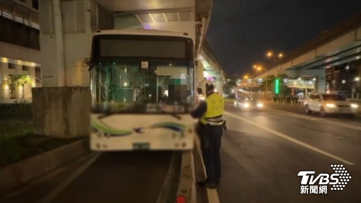 疑閃避轎車，公車司機誤闖大漢橋機車引道。（圖／TVBS）