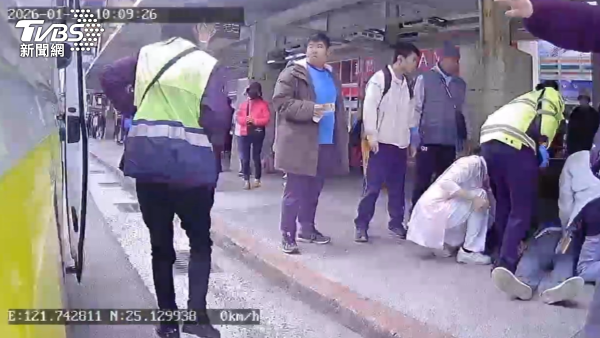百歲翁在基隆公車循環站昏倒,眾人合力救援。(圖/TVBS)