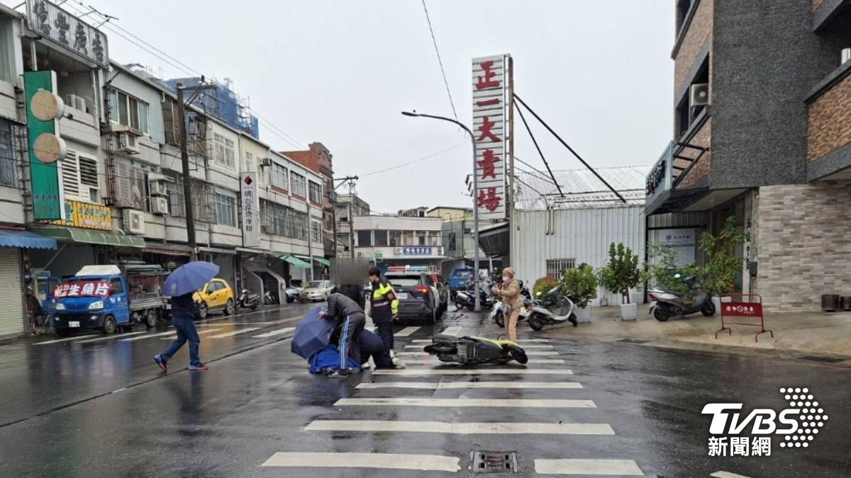 機車騎士與小客車發生擦撞後倒地,熱心民眾見狀連忙提供協助。(圖/TVBS)