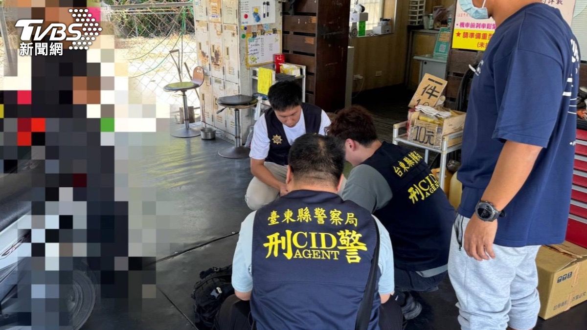 台東縣警局刑事警察大隊逮捕來自屏東縣的李姓女車手，她供稱前一天才在屏東收款15萬元。（圖／TVBS）
