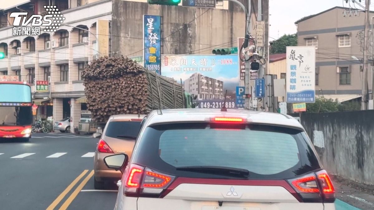 南投驚見大貨車「竹子歪斜超載」險翻 拖吊車1打4嚇壞路人。(圖/TVBS)