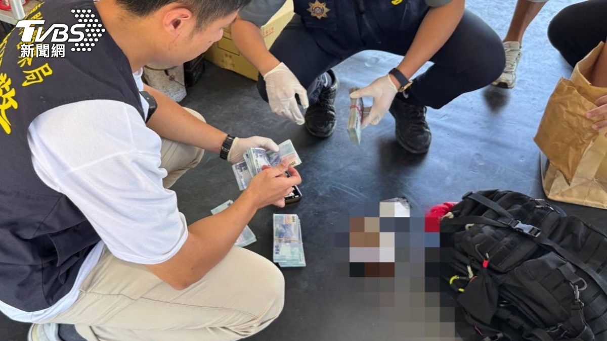 台東警方在李女身上的牛皮紙袋搜出47萬元，全是她替詐團收取的面交現金。（圖／TVBS）
