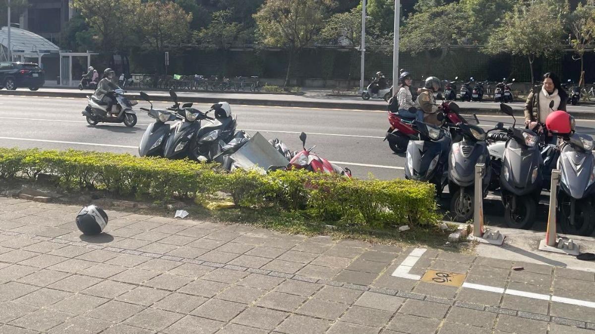 鐵板從天而降，砸毀三輛機車。（圖／網友@Teresa Chen授權提供）