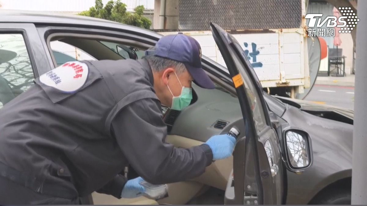 清晨攔車開槍!2男「腿部中彈」自行就醫 警起獲改造槍彈追緝中。(圖/TVBS)