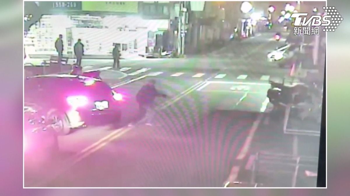 清晨攔車開槍!2男「腿部中彈」自行就醫 警起獲改造槍彈追緝中。(圖/TVBS)