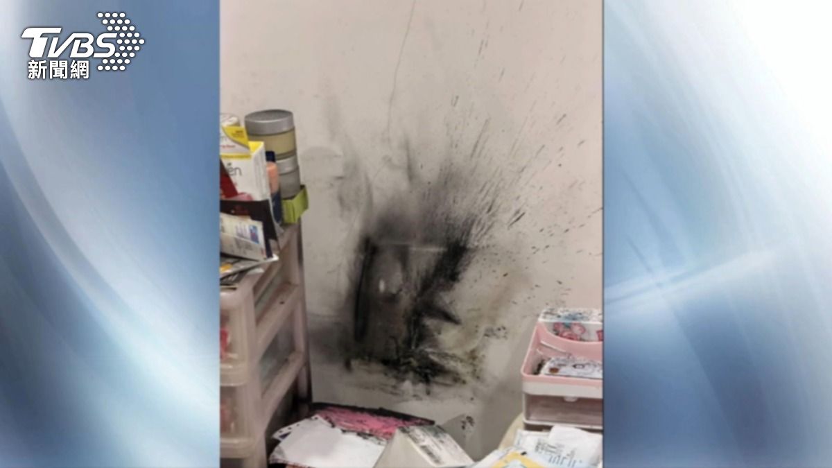行動電源爆炸燒黑牆面。(圖/當事民眾提供)
