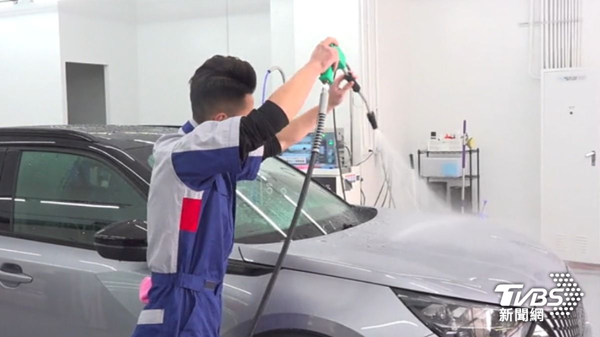 日本連鎖汽車美容鍍膜品牌插旗台北,業者坦言人力、店租成本逐年增加。(圖/TVBS)