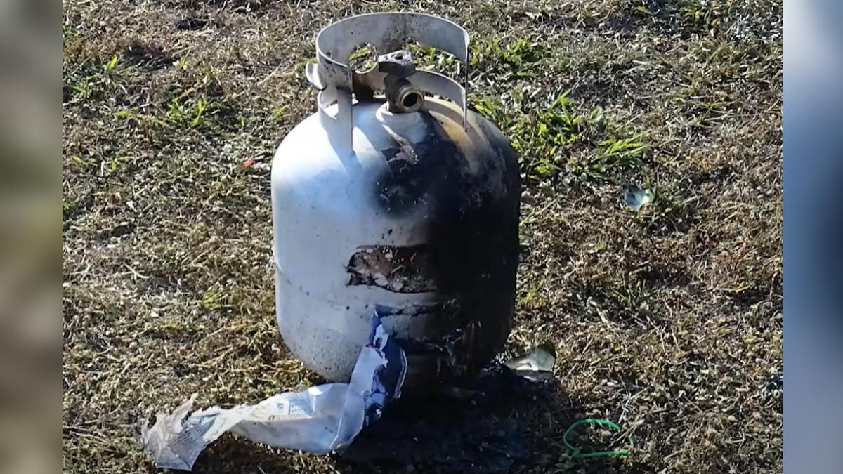 案發房屋的前門發現一個被打開的5加侖丙烷罐。（圖／翻攝李縣警長辦公室臉書）