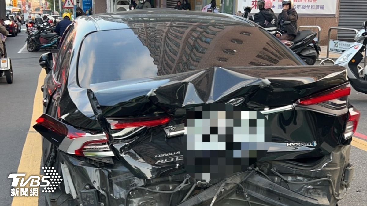 蔣男的車嚴重毀損。(圖/TVBS)