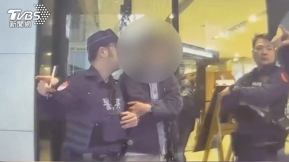 男子於中山捷運站偷拍女子裙底，遭警方逮捕送辦。（圖／TVBS）