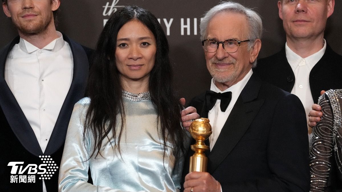 《哈姆奈特》華人導演趙婷、製片史蒂芬史匹柏。(圖/達志影像美聯社)