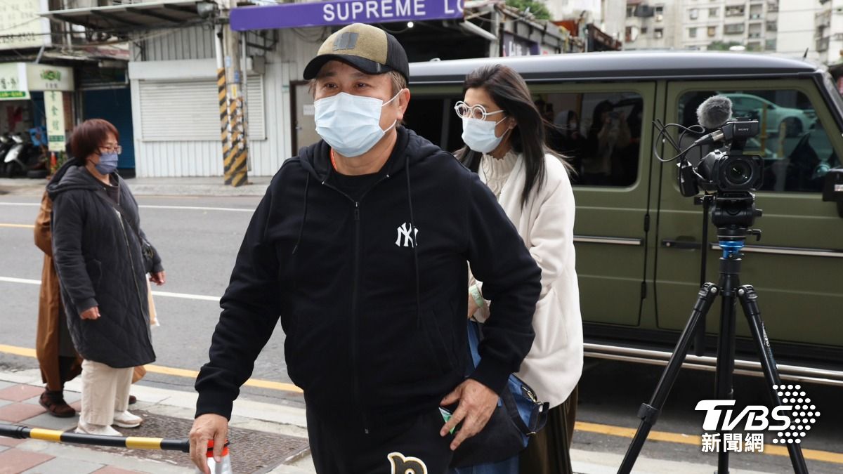 胡瓜和老婆丁柔安一起弔唁曹西平。(圖/黃盈容攝)