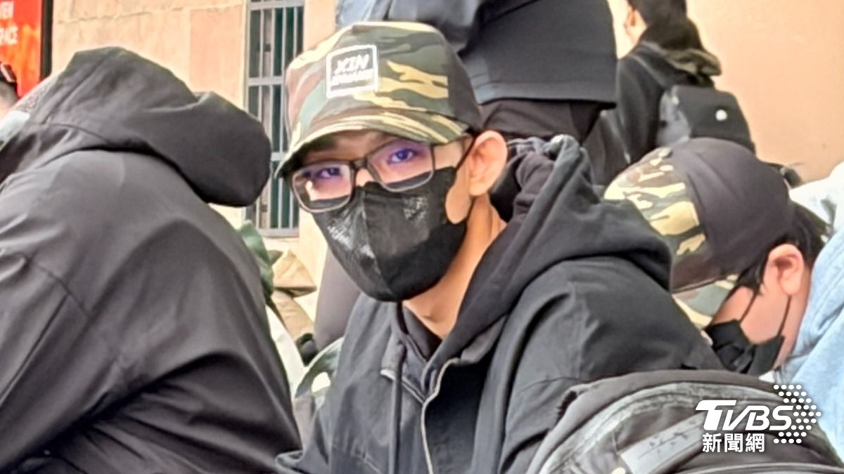 獨/前一天才公開剃頭!Ozone煥鈞低調入伍被拍 回歸日期曝光