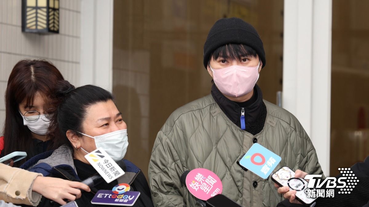 林美秀和許富凱一同前往曹西平靈堂弔唁。(圖/黃盈容攝)