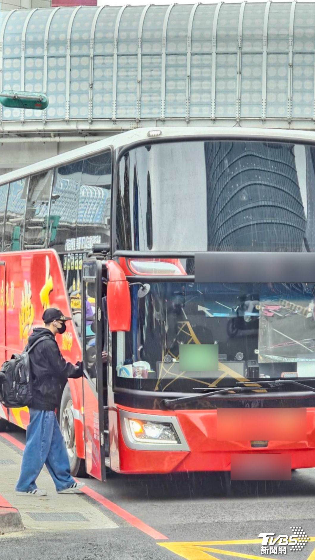 Ozone煥鈞跟著同梯一起入伍。(圖/讀者提供)