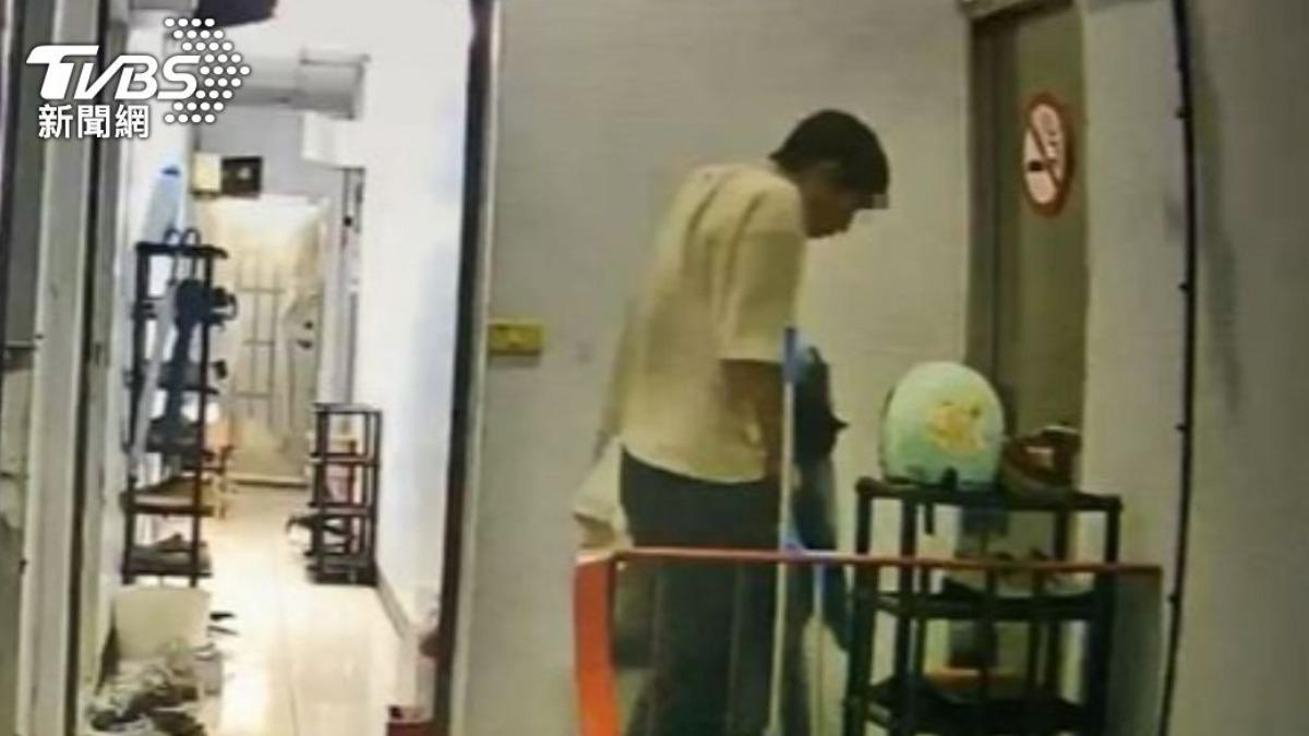 住處監視器拍下男大生運送貓屍的過程。（圖／TVBS資料畫面）