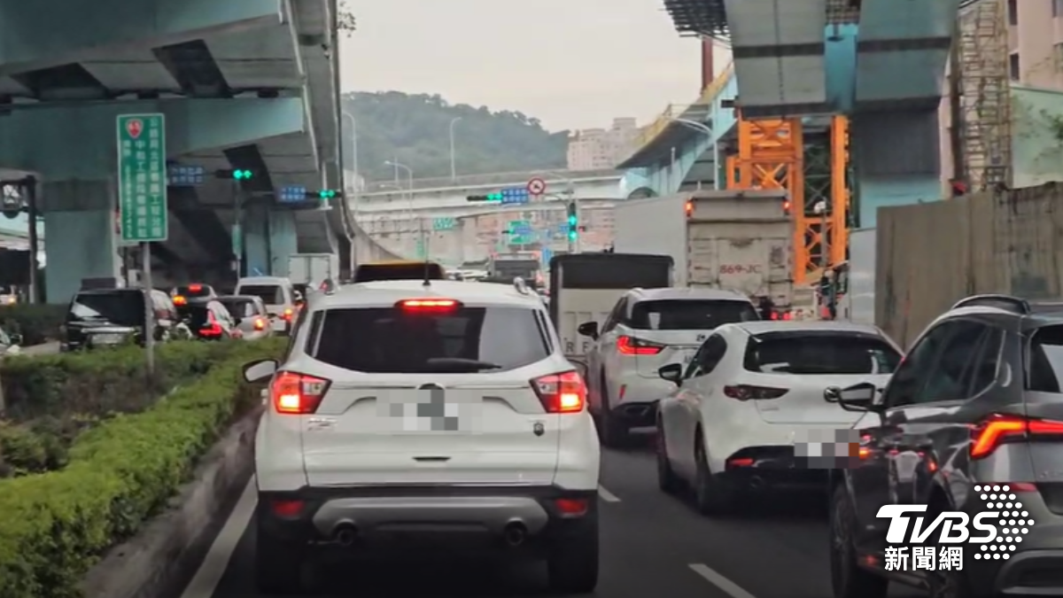 新五路楓江路口車流量非常大,尖峰時段至少要塞車半小時。(圖/TVBS)