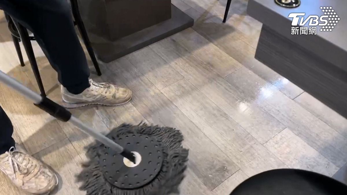 火鍋店員工表示很少看到有人把整顆蛋打到地上,而且地板上留下的痕跡不太容易清除。(圖/TVBS)
