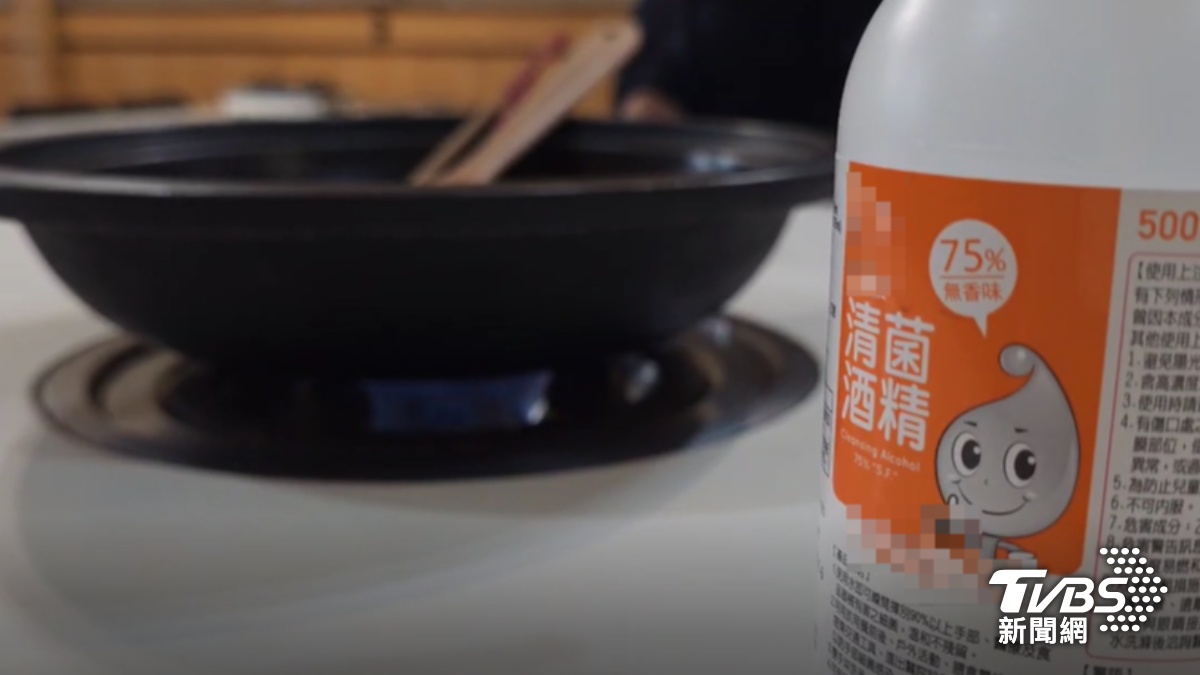 石頭火鍋會直接在客人面前開火爆炒,老闆提醒顧客將噴霧瓶收起來,反被質疑。(圖/TVBS)