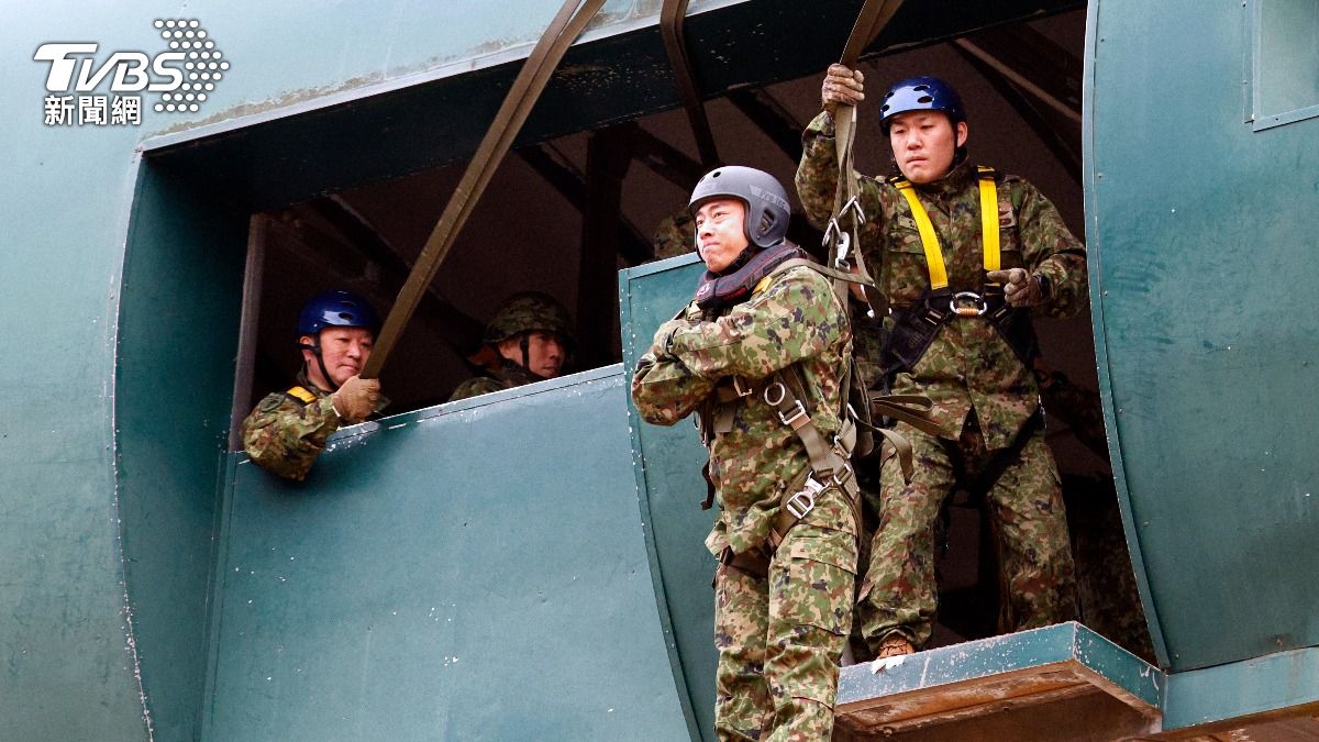 日本防衛大臣小泉進次郎登上11公尺高的跳塔，參與自衛隊的空降訓練。（圖／達志影像歐新社）