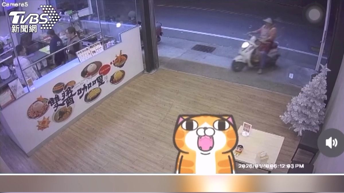 阿姨騎車「衝進店內點餐」自創得來速,帥氣迴轉離去店家笑翻。(圖/畫面翻攝自Threads @I.ana0918)