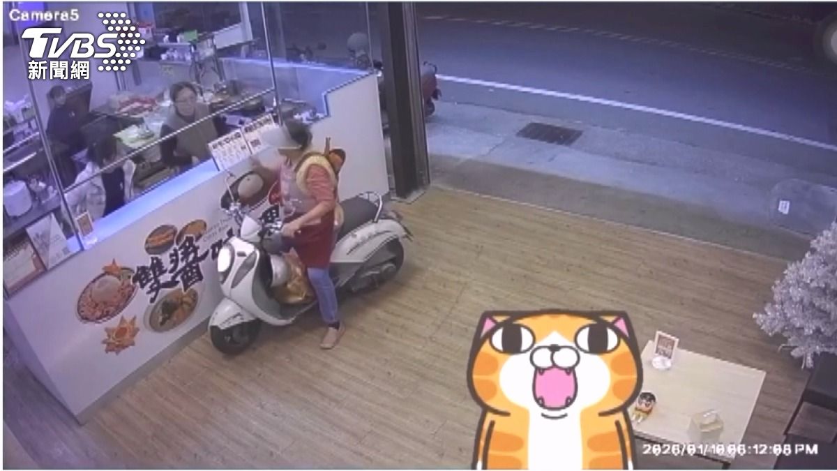 婦人騎機車直接衝進店內點餐窗口,坐在車上完成點餐後隨即迴轉離去。(圖/畫面翻攝自Threads @I.ana0918)