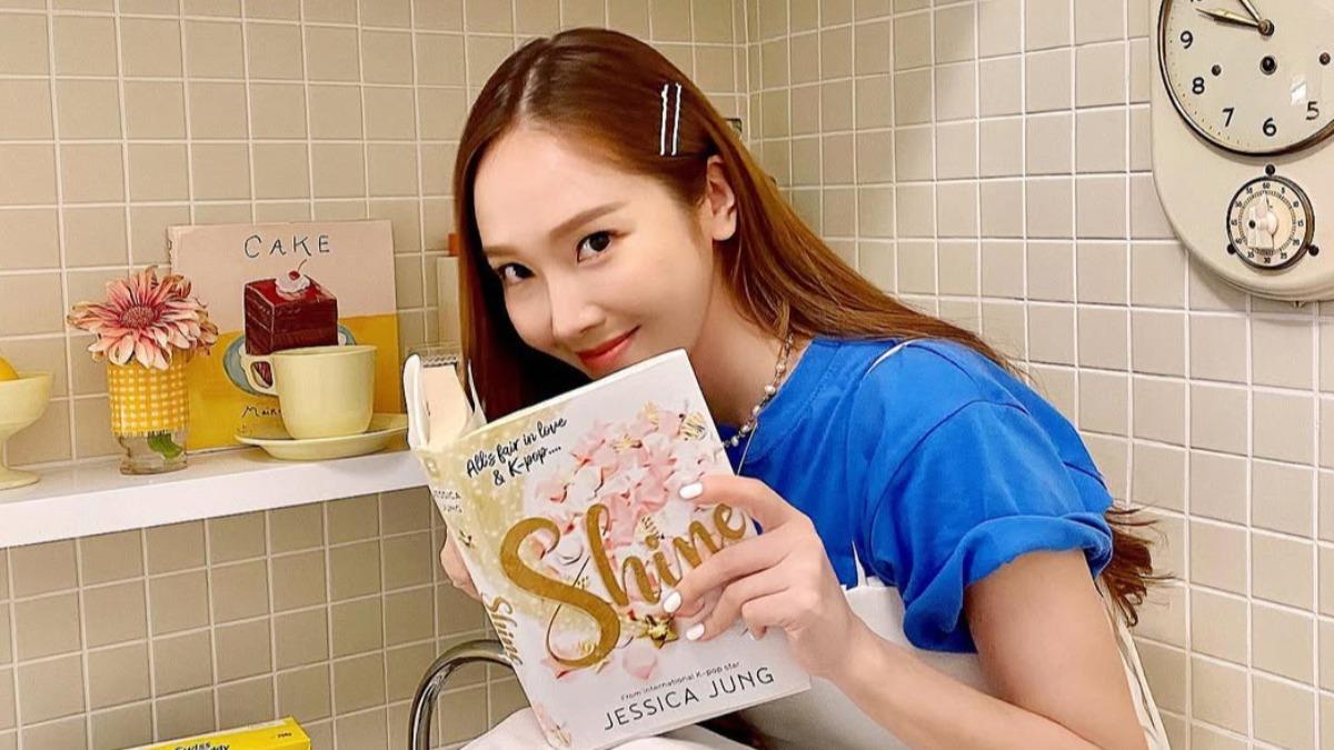 Jessica過去曾出書,被認為內容疑似是在影射少女時代。(圖/翻攝jessica.syj IG)