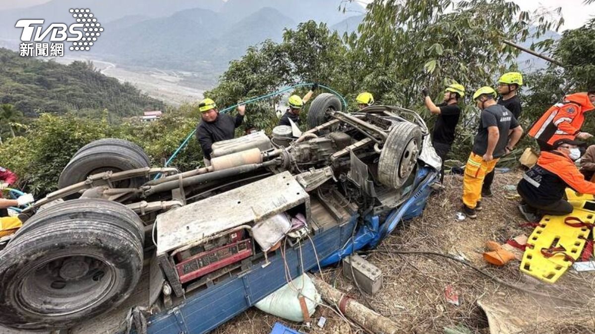 南投死亡車禍!肥料車下坡失控撞電桿翻覆 4人噴飛2死2傷