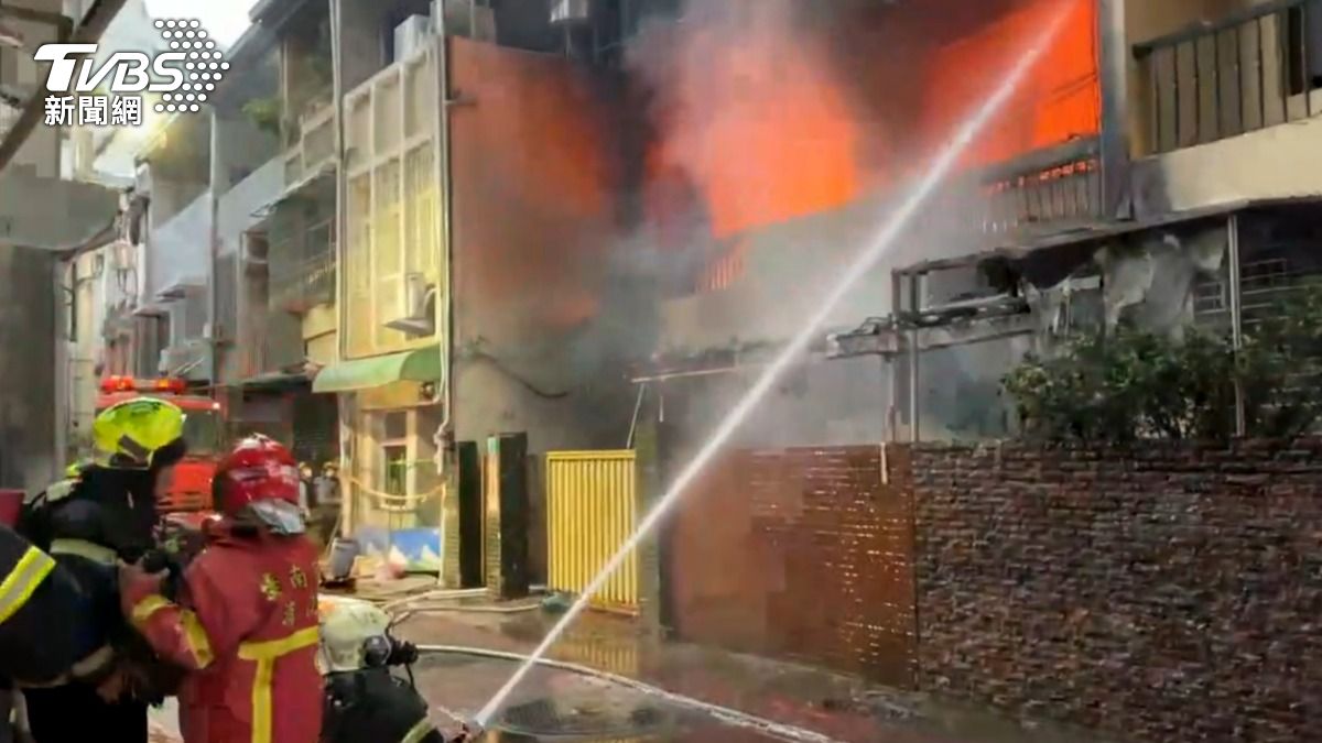 台南市東區巷內民宅發生一起嚴重火警。(圖/TVBS)
