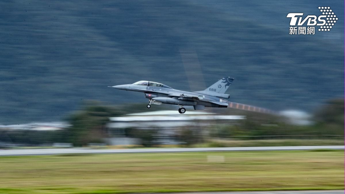 重返戰備!F-16V戰機全面復飛 少將聯隊長親率隊飛行畫面曝